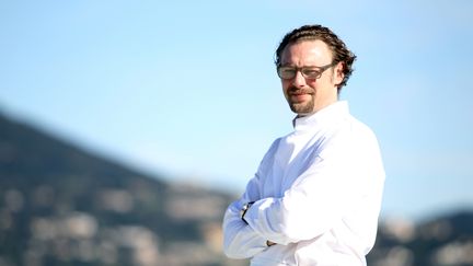 Le chef Arnaud Donckele, élu chef de l'année par le Gault et Millau, à proximité de son restaurant "La Vague" à Saint-Tropez (Var), le 12 avril 2013.&nbsp; (JEAN CHRISTOPHE MAGNENET / AFP)