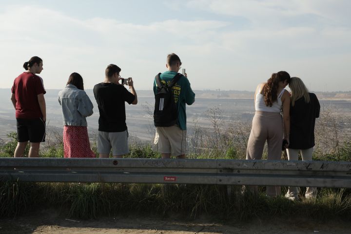 Des élèves de Bavière venus observer la mine de Garzweiler (Allemagne), le 14 septembre 2021.&nbsp; (VALENTINE PASQUESOONE / FRANCEINFO)