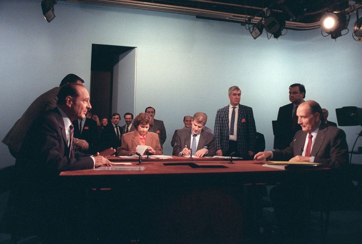 Jacques Chirac et François Mitterrand face à face lors du duel télévisé de l'entre-deux-tours de la présidentielle en 1988. (GEORGES BENDRIHEM / AFP)