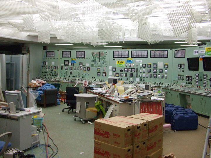 La salle de contrôle du réacteur 1 de la centrale de Fukushima Daiichi après le séisme du 11 mars 2011. (TEPCO / JIJI PRESS / AFP)