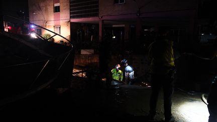 Les opérations de secours se sont poursuivies durant la nuit de mercredi à jeudi pour retrouver les disparus, comme ici à Paiporta, près de Valence. (PABLO MIRANZO / AFP)