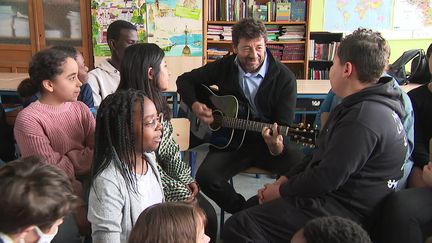 Patrick Bruel et les élèves de CM2 de l'école Victor Duruy, le 29 mars 2023. (France 3 Nord-Pas-de-Calais : C. Defurne / S. Gurak / B. Weill)