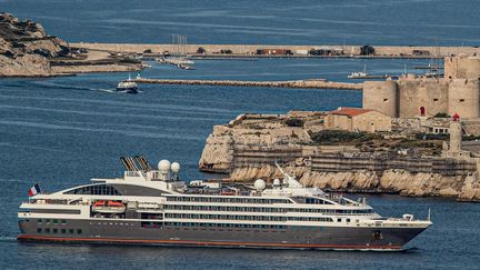 Le navire L'Austral, de la compagnie Ponant, dans la rade de Marseille (GILLES MARTIN-RAGET)