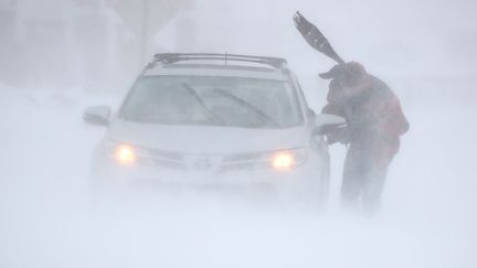 Le blizzard a dangereusement réduit la visibilité des automobilistes à Rehoboth Beach, dans le Delaware. (MARK WILSON / GETTY IMAGES NORTH AMERICA / AFP)