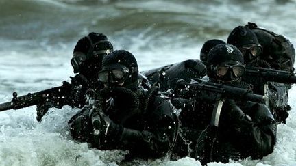 Des membres des forces spéciales polonaises s'entraînent dans la mer Baltique le 22 octobre 2003. (REUTERS - Peter Andrews)