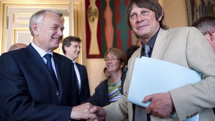 Le Premier ministre, Jean-Marc Ayrault, et Bernard Thibault, leader de la CGT, apr&egrave;s leur rencontre &agrave; Matignon, &agrave; Paris, le 29 mai 2012. (JUILIEN MUGUET / AFP)