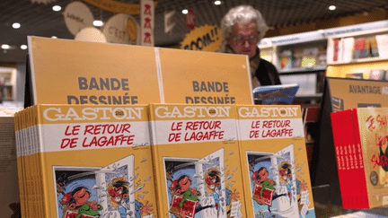 Le succès des héros de bande dessinée est indémodable à un mois de Noël. Les nouveaux albums de Lucky Luke, Astérix ou encore Gaston Lagaffe se vendent par dizaines de milliers d’exemplaires. (franceinfo)