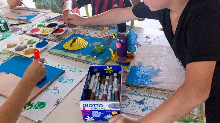 Une activit&eacute; manuelle, le 4 septembre 2014, &agrave; l'&eacute;cole des Canonges, &agrave; Pamiers (Ari&egrave;ge). (VIOLAINE JAUSSENT / FRANCETV INFO)