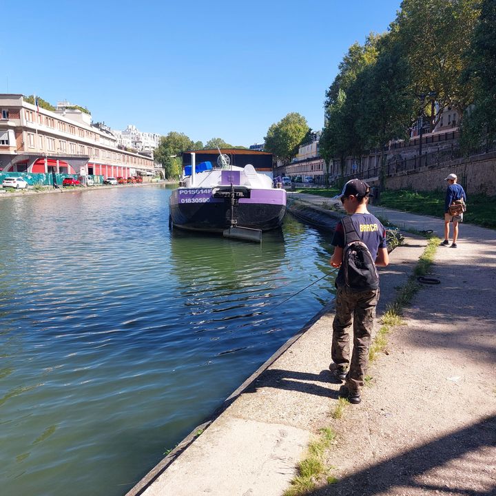 En 2023, les jeunes de moins de 25 ans représentent un peu plus de 440 000 adhérents, soit 30 % du total des licenciés de la Fédération nationale de la pêche. (JULES BRELAZ / RADIOFRANCE)