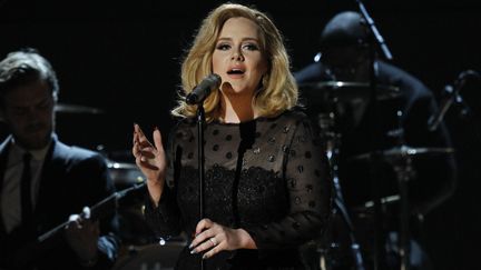 La chanteuse Adele sur la sc&egrave;ne des Grammy Awards, le 12 f&eacute;vrier 2012 &agrave; Los Angeles.&nbsp; (MARIO ANZUONI / REUTERS)