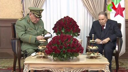 L'ancien président Abdelaziz Bouteflika, à droite, avec le nouvel homme fort de l'Algérie, le chef d'état-major de l'armée Gaïd Salah, le 11 mars 2019. (AFP / CANAL ALGERIE)