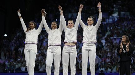 L'équipe de France, composée de Marie-Florence Candassamy, Auriane Mallo-Breton, Coraline Vitalis et Alexandra Louis-Marie, a remporté l'argent en finale de l'épée par équipes au bout du suspense, face à l'Italie, le 30 juillet, au Grand Palais. (ANDREW MEDICHINI / SIPA)