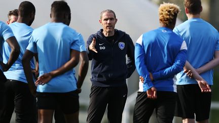 L'entraîneur d'Avranches Damien Ott motive ses joueurs avant d'affronter le PSG (CHARLY TRIBALLEAU / AFP)