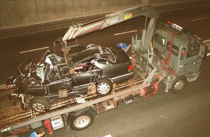 Un camion de la police emporte l'épave de la Mercedes dans laquelle se trouvait&nbsp;Lady Di, le&nbsp;31 août 1997, dans le tunnel de l'Alma à Paris. (PIERRE BOUSSEL / AFP)