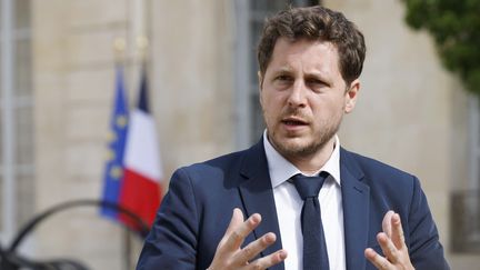 Julien Bayou, député de Paris et secrétaire national d'Europe-Ecologie-les Verts, dans la cour de l'Elysée, le 22 juin 2022. (LUDOVIC MARIN / AFP)