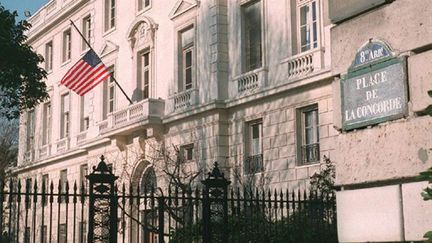 Photo de l'ambassade des USA à Paris prise en février 1997, le drapeau étant en berne après le décès de l'ambassadrice (AFP / William Ickes)