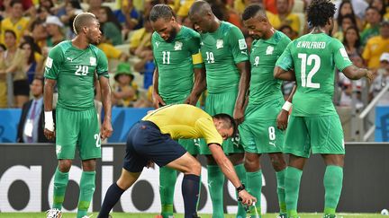 Pour la premi&egrave;re fois en Coupe du monde, les arbitres utilisent de la mousse pour placer les murs sur coup franc. Ici, lors du march entre la Gr&egrave;ce et la C&ocirc;te d'Ivoire, le 24 juin &agrave; Fortaleza. (ISSOUF SANOGO / AFP)