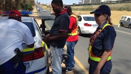 L'un des nombreux barrages routiers de la police sud-africaine. Le capitaine Kym Cloete saisit souvent des armes et de la drogue. (Stéphane Dubun)