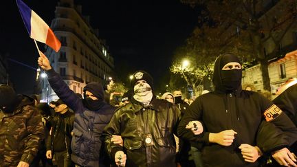 Des policiers encagoulés lors d'une&nbsp;manifestation non autorisée, jeudi 20 octobre, à Paris. (BERTRAND GUAY/AFP)