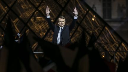 Emmanuel Macron , président de la République,devant la puramide du Louvre à Paris, le 7 mai 2017. (MAXPPP)