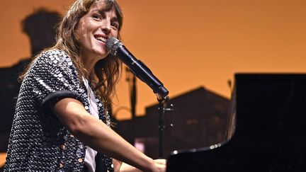 Juliette Armanet sur scène lors des Nuits de Fourvière à Lyon, le 30 juin 2022. (ST?PHANE GUIOCHON / MAXPPP)