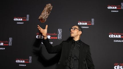 L'acteur Roschdy Zem pose en s'amusant avec le César du meilleur acteur obtenu avec le film "Roubaix, une lumière" d'Arnaud Desplechin, le 28 février 2020.
 (MARC PIASECKI / GETTY IMAGES EUROPE)