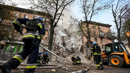 Des pompiers ukrainiens tentent d'éteindre un incendie après des bombardements,&nbsp;à&nbsp;Zaporijjia, dans le sud de l'Ukraine. (MARINA MOISEYENKO / AFP)