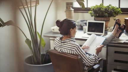 Le télétravail se développe en France, mais&nbsp;nombre d'employeurs restent réticents (photo d'illustration). (CAIA IMAGE / SCIENCE PHOTO LIBRARY / AFP)