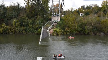 Des sauveteurs interviennent après l'effondrement d'un pont à Mirepoix-sur-Tarn le 18 novembre 2019. (ERIC CABANIS / AFP)