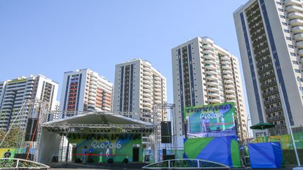 Le village olympique le jour de son inauguration, dimanche 24 juillet 2016, à Rio de Janeiro (Brésil).&nbsp; (XU ZIJIAN / NURPHOTO / AFP)