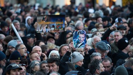 Des fans de Johnny Hallyday rassemblés place de la Madeleine à Paris, le 9 décembre 2017. (MAXPPP)