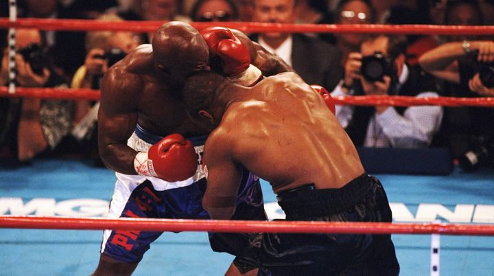 Le boxeur Mike Tyson (&agrave; gauche)&nbsp;mord l'oreille de son adversaire Evander Holyfield, lors d'un match de boxe &agrave; Las Vegas (Etats-Unis), le 28 juin 1997. (V.J. LOVERO / SPORTS ILLUSTRATED / GETTY IMAGES)