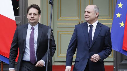 Bruno Le Roux et le nouveau ministre de l'Intérieur Matthias Fekl devant l'hôtel de Beauvau, le ministère de l'Intérieur, à Paris, lors de la passation de pouvoirs, mercredi 22 mars 2017. (FRANCOIS GUILLOT / AFP)