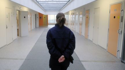 Une gardienne de prison dans un couloir de la nouvelle maison d'arr&ecirc;t de Druelle, pr&egrave;s de Rodez (Aveyron), le 10 juin 2013. (PASCAL PAVANI / AFP)