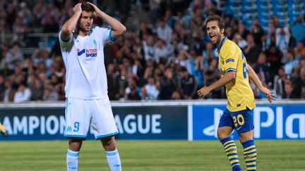 Le Marseillais&nbsp;Andre-Pierre Gignac se prend la t&ecirc;te &agrave; deux mains, le 18 septembre 2013 lors de OM-Arsenal,&nbsp;en phase de groupes de la Ligue des champions. (BERTRAND LANGLOIS / AFP)