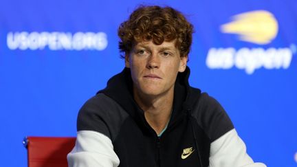 Le joueur de tennis italien Jannik Sinner pendant une conférence de presse avant le début de l'US Open, le 23 août 2024, à New York. (JAMIE SQUIRE / GETTY IMAGES NORTH AMERICA)