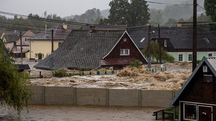 Le village de Lipova-lazne (République tchèque) subit une crue de sa rivière gonflée par les pluies qui s'abattent sur le pays, le 15 septembre 2024. (MARTIN DIVISEK / MAXPPP)