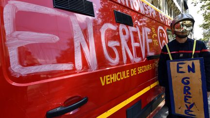 Un sapeur-pompier en grève, le 6 septembre 2019 à Nancy. (ALEXANDRE MARCHI / MAXPPP)