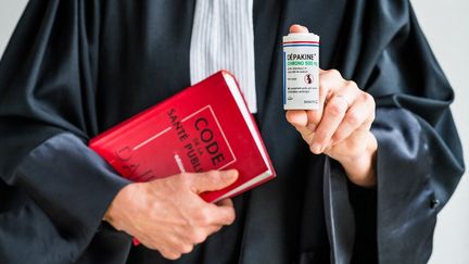 Un avocat avec une boîte de Dépakine, à Paris, le 5 octobre 2021. (VOISIN / PHANIE / AFP)