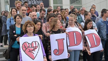 Les salariés du Journal du Dimanche (JDD) devant le bâtiment du JDD lors de leur 13e jour de grève, à Paris, le 5 juillet 2023. (ALAIN JOCARD / AFP)