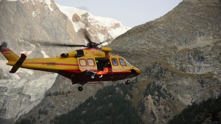 Les secours sont arrivés sur le lieu de l'accident grâce à l'hélicoptère de la sécurité civile de Haute-Savoie. Photo d'illustration. (JEAN-PIERRE CLATOT / AFP)