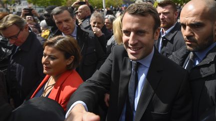 Emmanuel Macron arrive devant l'usine Whirlpool d'Amiens (Somme), le 26 avril 2017. (ERIC FEFERBERG / AFP)