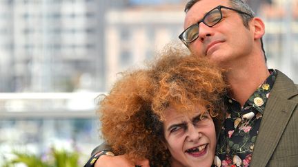 A Cannes, l'auteur de BD et réalisateur Arthur de Pins avec un acteur déguisé en zombie, à l'occasion de la présentation de son film "Zombillenium"
 (Loïc Venance / AFP)