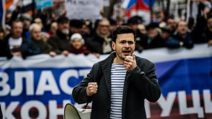 L'opposant&nbsp;Ilia Iachine prend part à une marche en mémoire de Boris Nemtsov, un opposant assassiné, le 29 février 2020, à Moscou.&nbsp; (DIMITAR DILKOFF / AFP)