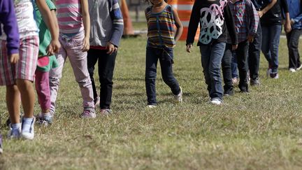 Les enfants marchent en file indienne dans un autre centre, &agrave; Brownsville, au Texas, le 18 juin. (ERIC GAY / AP / SIPA)