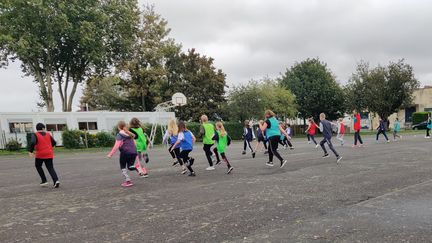 Un cours de sport d'une classe de 6ème au collège Jules Verne, à Rosières-en-Santerre. (ALEXANDRE BERTHAUD / DIR SPORTS)