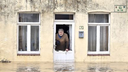 Un habitant d'une rue inondée de Bourthes (Pas-de-Calais), près d'un cours d'eau en crue, le 6 novembre 2023. (SEBASTIEN JARRY / VOIX DU NORD / MAXPPP)