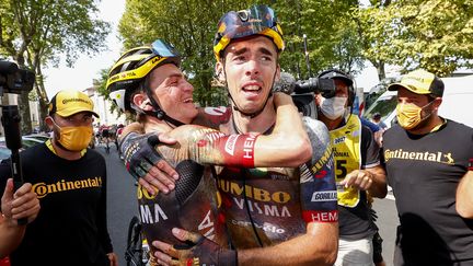 Le Français Christophe Laporte dans les bras de l'Américain Sepp Kuss après sa victoire sur la 19e étape du Tour de France, le 22 juillet 2022.&nbsp; (POOL LUCA BETTINI / BELGA MAG)