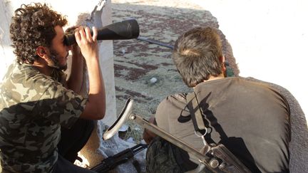 Des combattants de l'Arm&eacute;e syrienne libre face aux jihadistes de l'Etat islamiste, &agrave; Alep (Syrie), le 1er ao&ucirc;t 2014. (KARAM ALMASRI / NURPHOTO / AFP)