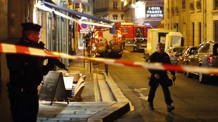 Des agents de la police après l'attaque au couteau survenue dans le quartier de l'Opéra, dans le 2e arrondissement de Paris, le 12 mai 2018.  (THIBAULT CAMUS / AP / SIPA)